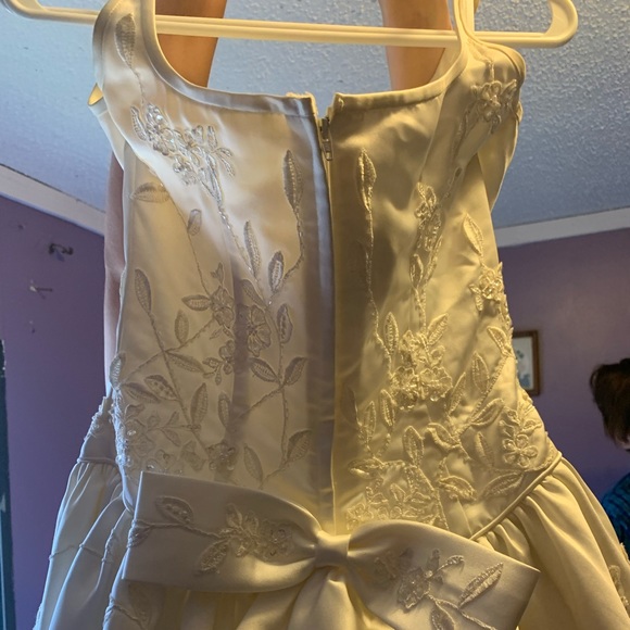 Wedding Dress!! Traditional with class, classic with elegance. Love @ 1st sight! - Picture 9 of 10